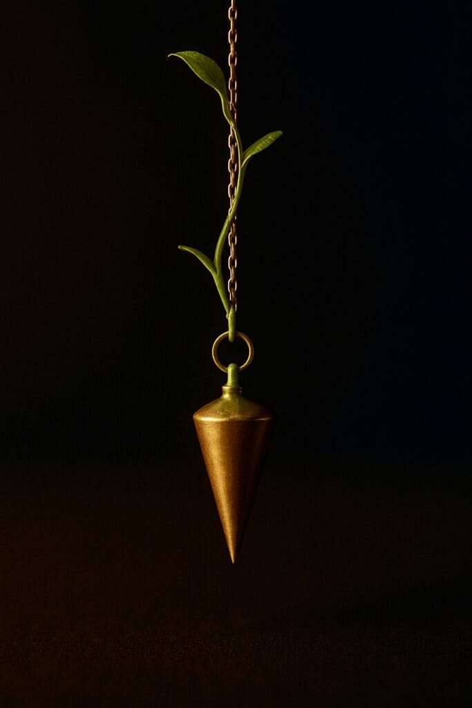 En pendel där något nytt växer fram - symbol för att sorgen kan röra sig och livet växa vidare.